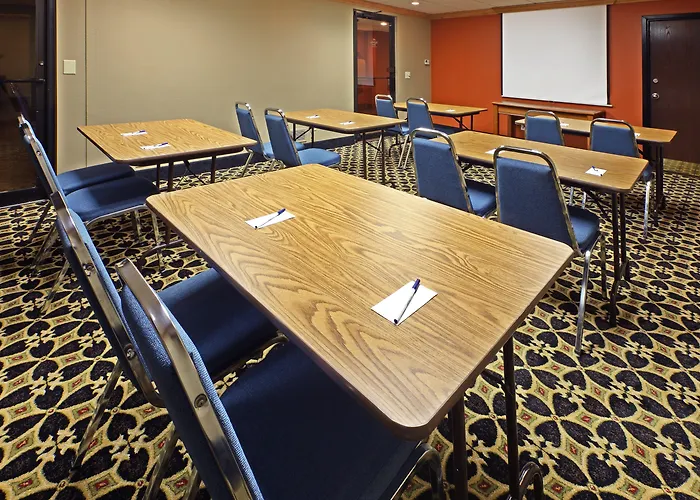 Holiday Inn Express & Suites Fayetteville University Of Arkansas Area By Ihg