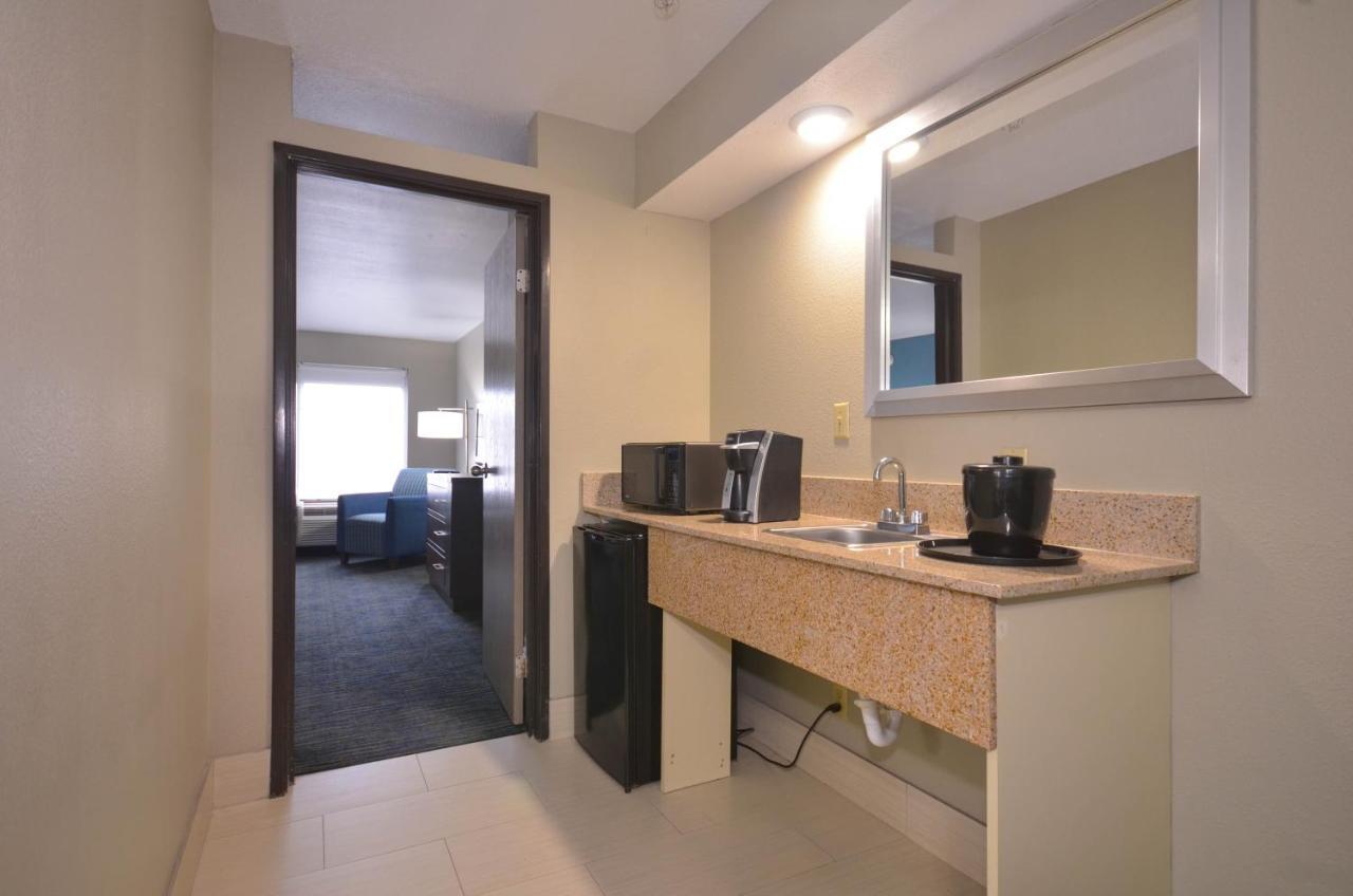 Express & Of Arkansas Area By Ihg Hotel Fayetteville
