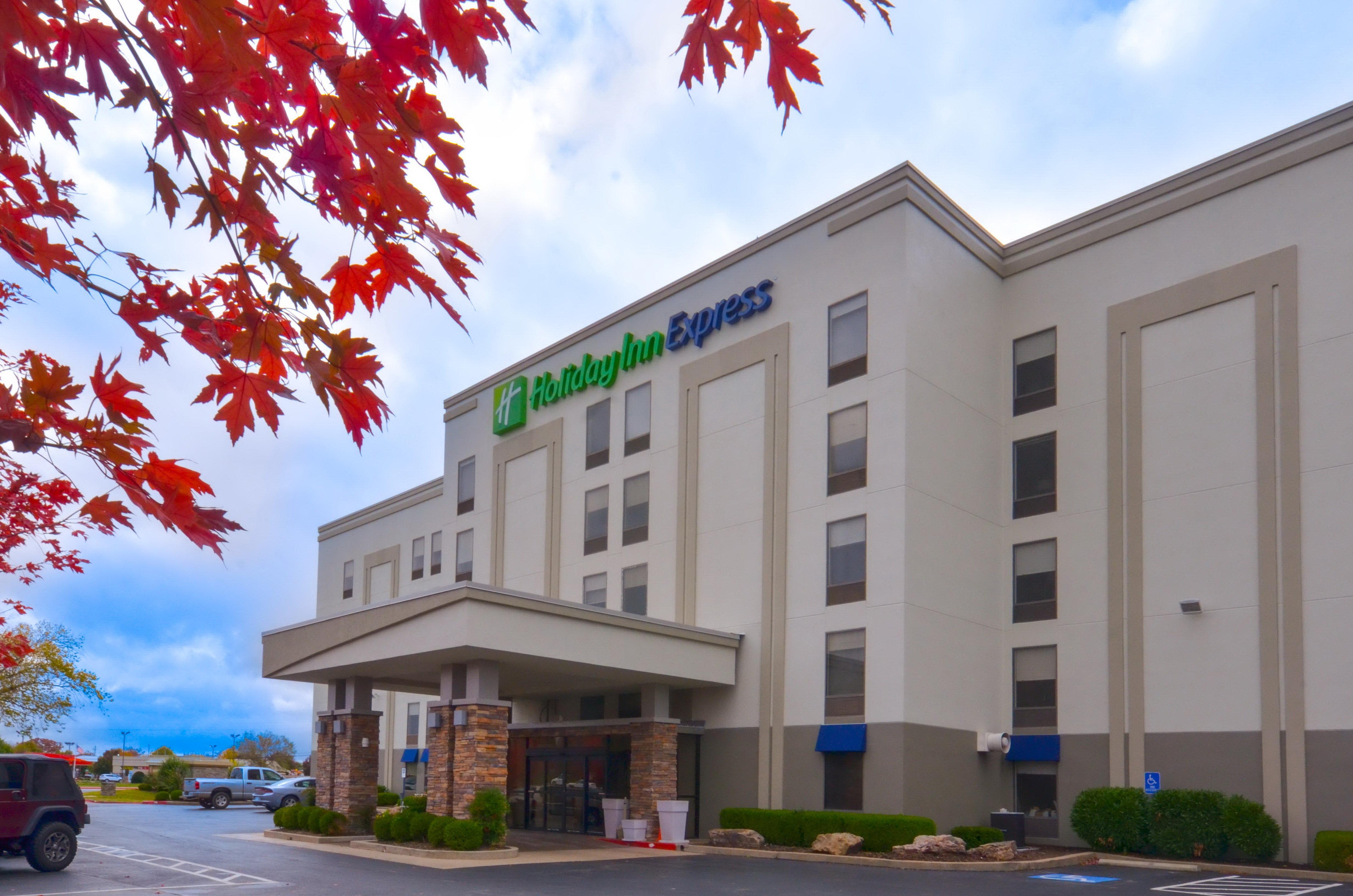 Express & Of Arkansas Area By Ihg Hotel 2*