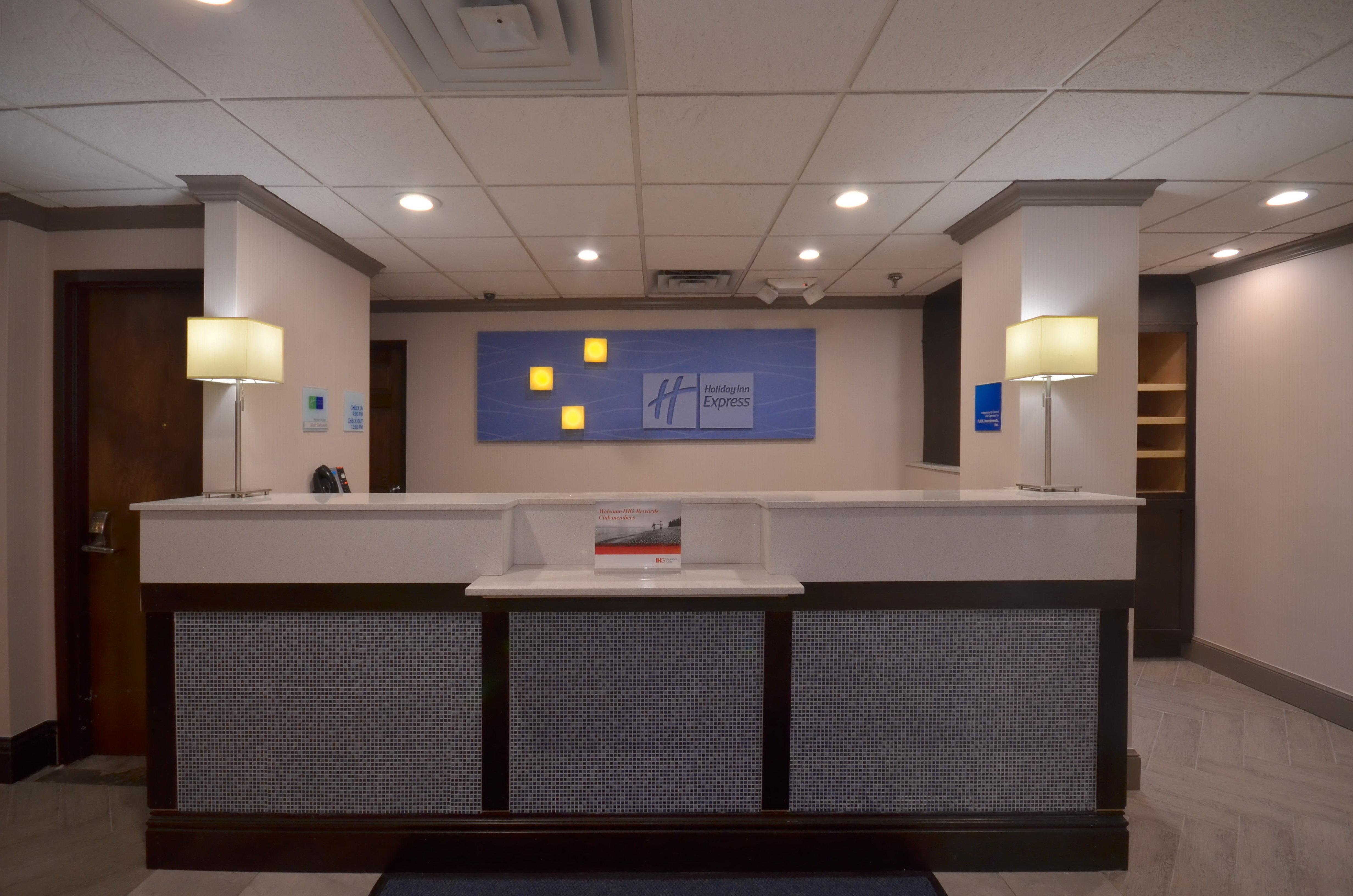 Express & Of Arkansas Area By Ihg Hotel 2*