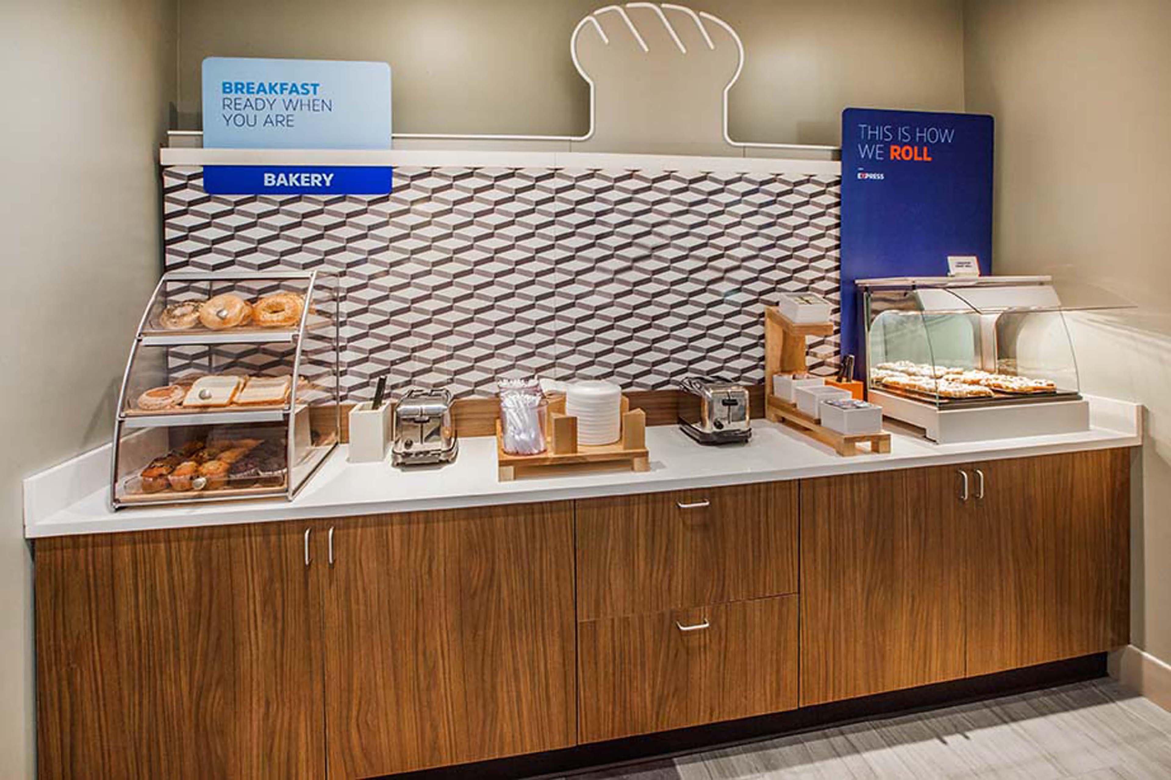 Express & Of Arkansas Area By Ihg Hotel 2*