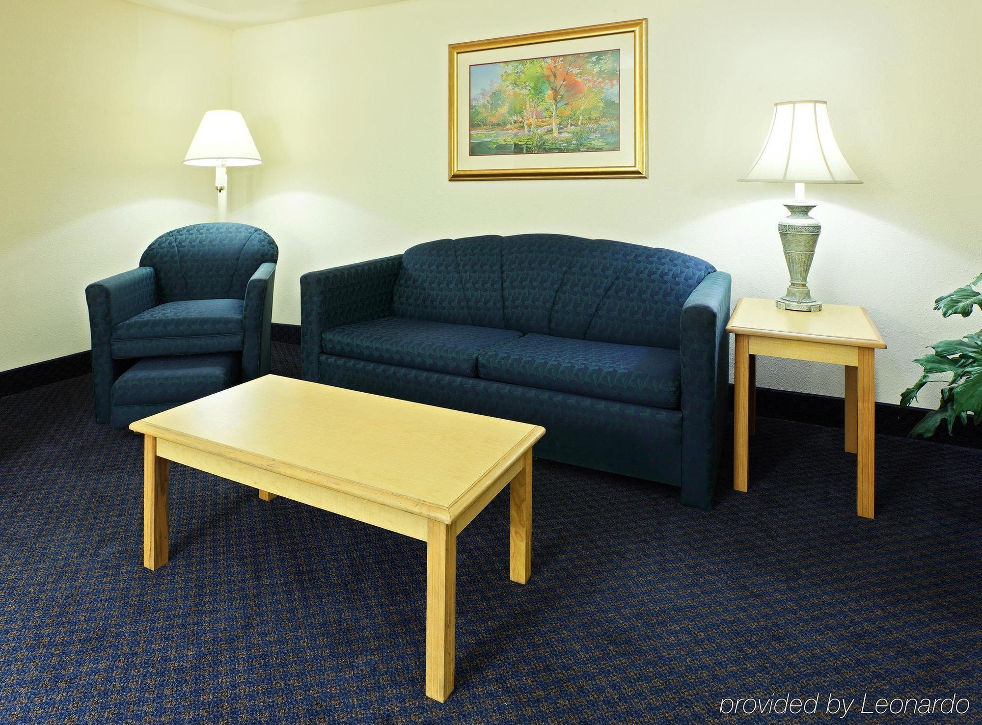 Hotel Express & Of Arkansas Area By Ihg