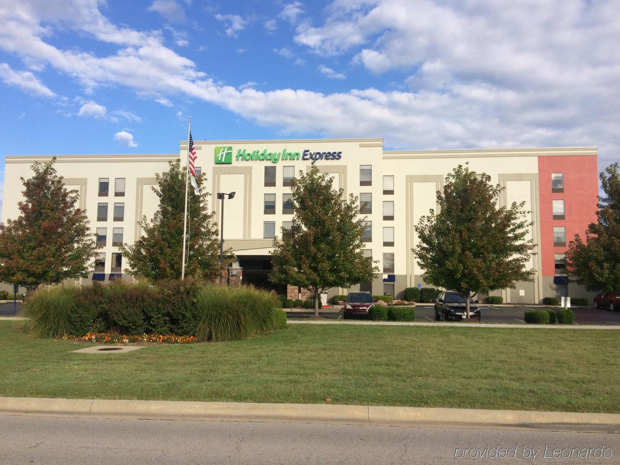 Express & Of Arkansas Area By Ihg Hotel 2*