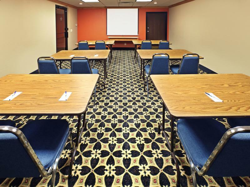 Express & Of Arkansas Area By Ihg Hotel 2*